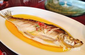 Steamed White Fish from Poyang Lake in Cantonese Style