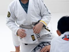 -菠萝格斗巴西柔术训练馆