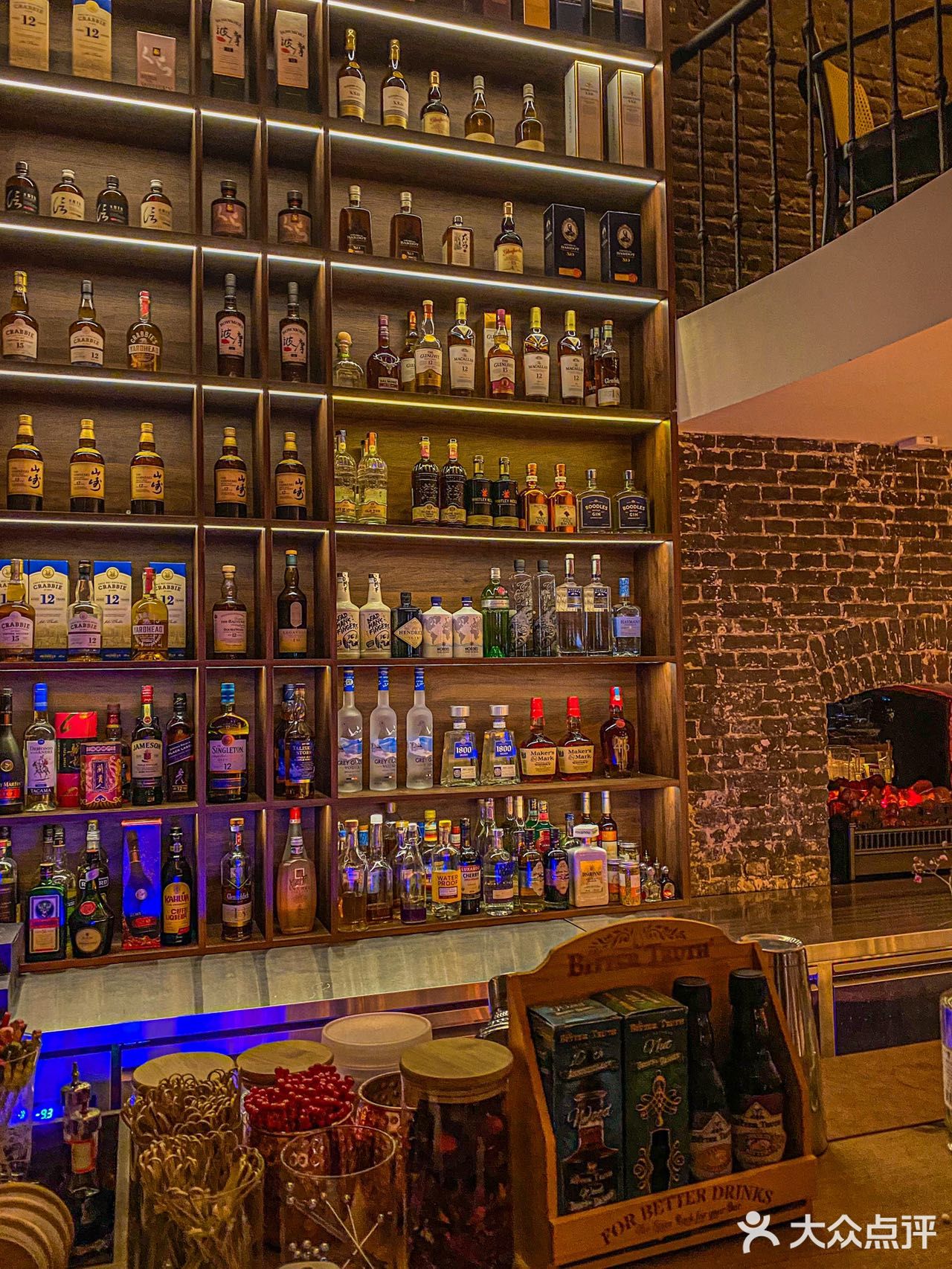 就在这个夏日夜晚🏙看着车水马龙聊聊天吧 