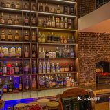 就在这个夏日夜晚🏙看着车水马龙聊聊天吧 