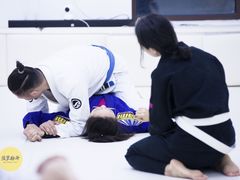 -菠萝格斗巴西柔术训练馆