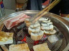 -围炉肉舍•炭烤活鳗•丹东海鲜烤肉(步行街店)