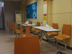 大堂-华莱士·全鸡汉堡(济南大明湖店)