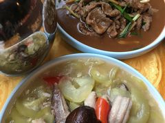 酸瓜焖鲨鱼-东方之猪四更烤乳猪(金垦总店)