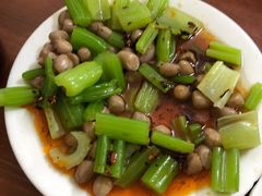 芹菜花生米-宝瑞门钉肉饼店