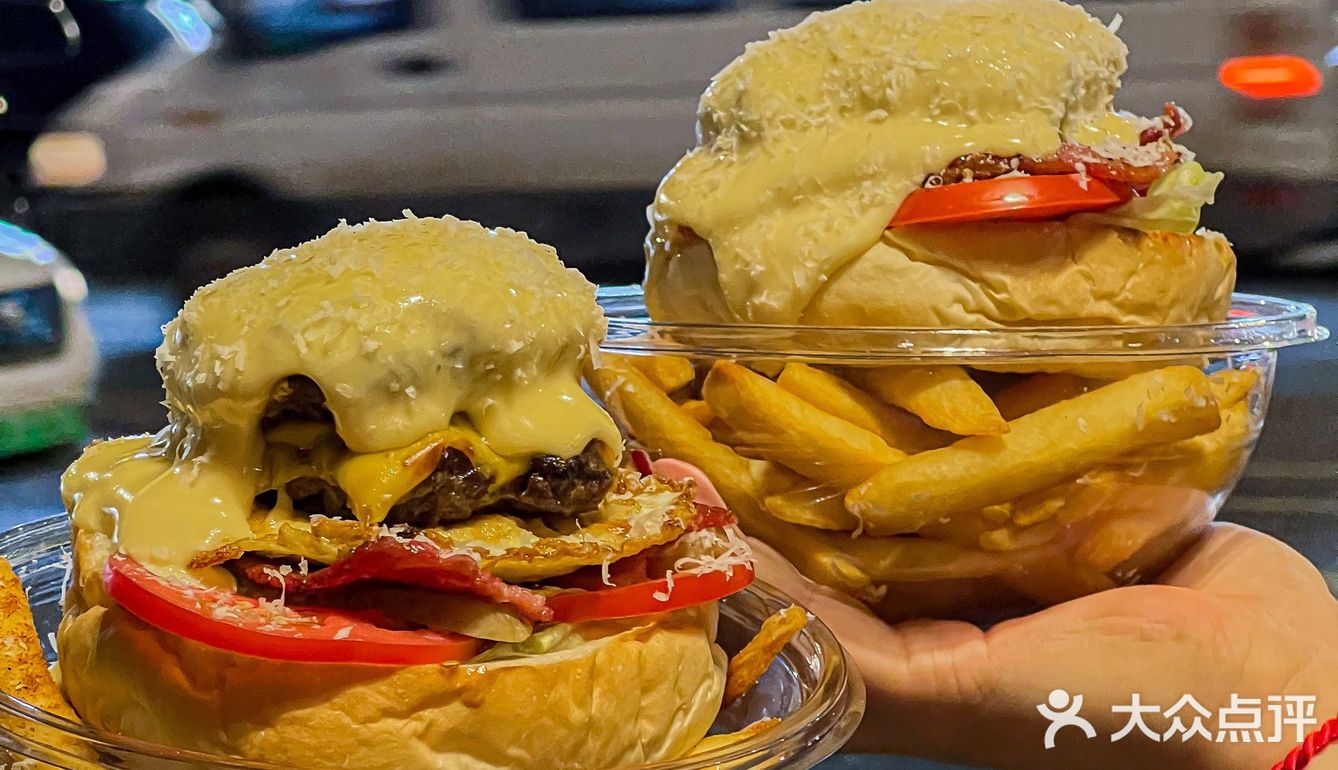 武汉江边街头汉堡🍔！饿了么兄弟们