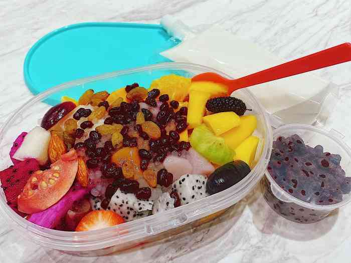 红豆双皮奶太甜了,水果捞也很一般