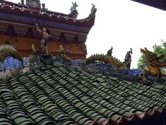 大门反面是镇水的神话雕塑-石宝寨