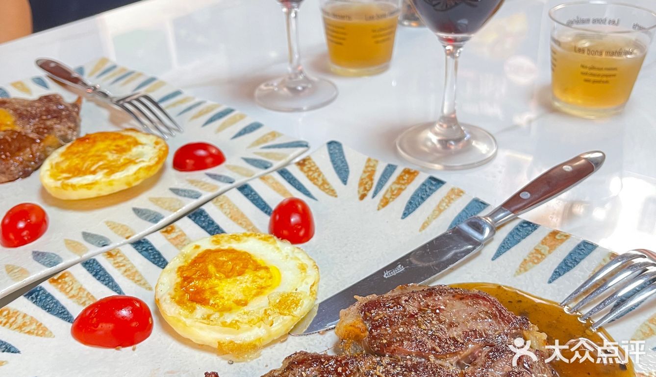 建议提前预约过去，店铺中间是一个大理石餐桌