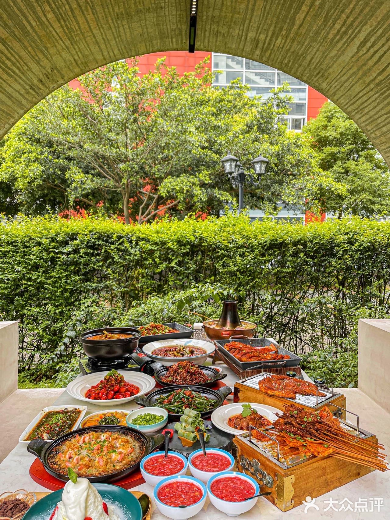 答应我‼️来成都一定要吃川菜…酸菜小龙虾拌面巨好吃