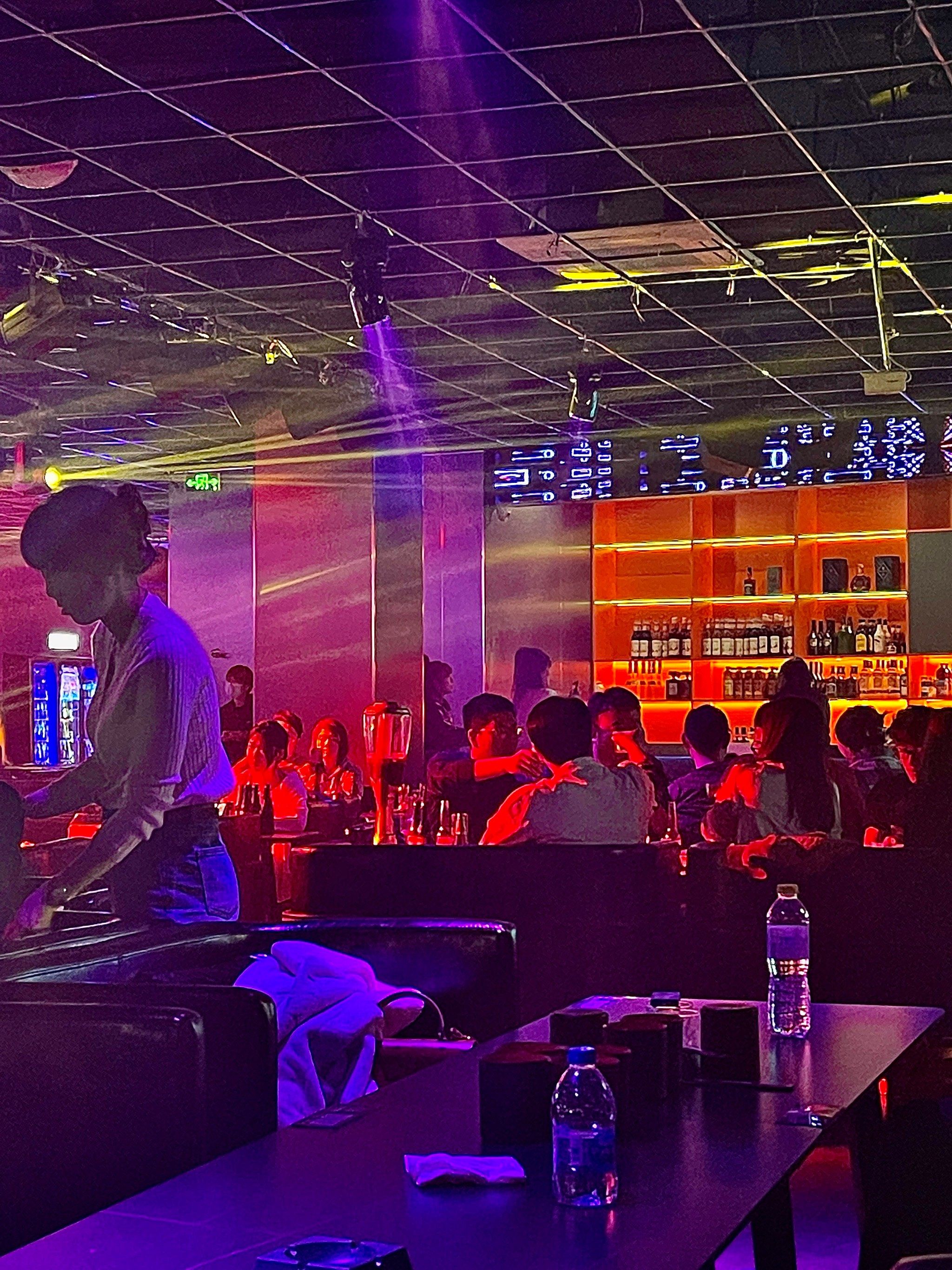 恋爱工作都烦恼love哪有live好—夜潮酒馆