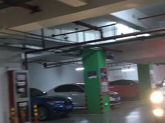 -丽丰购物中心·停车场