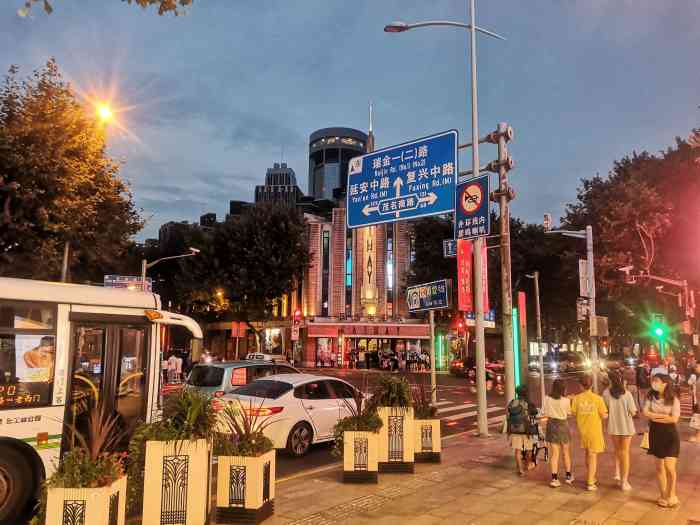 打分 在上海淮海中路商圈二百永新门口拍摄的夜景,哈哈,还不错吧?