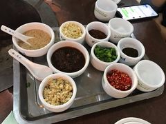 制作沾水的调料-朝伟清真铜瓢牛肉馆(三十年老·店)