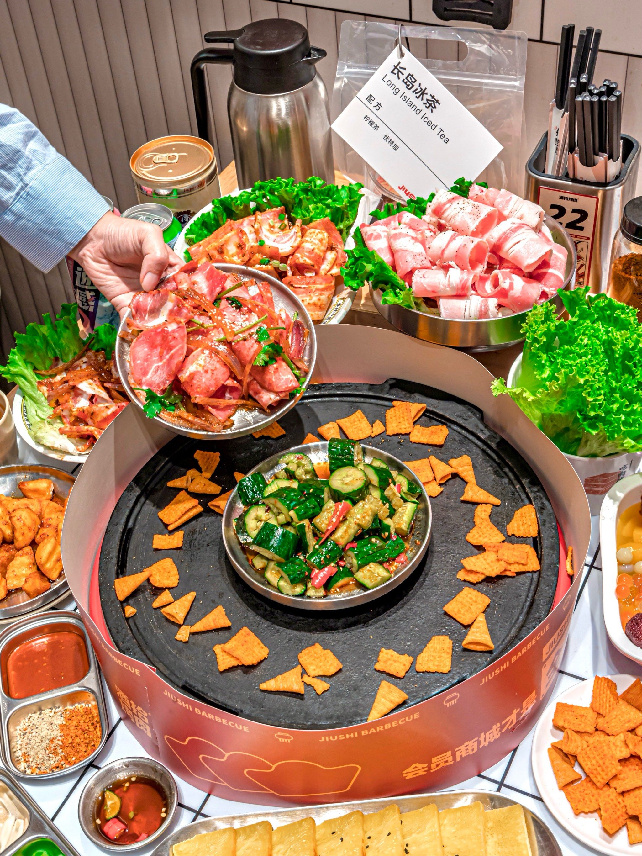 你敢信这是真的吗,人均五十,就能享受超过十盘肉的盛宴,时令水果93