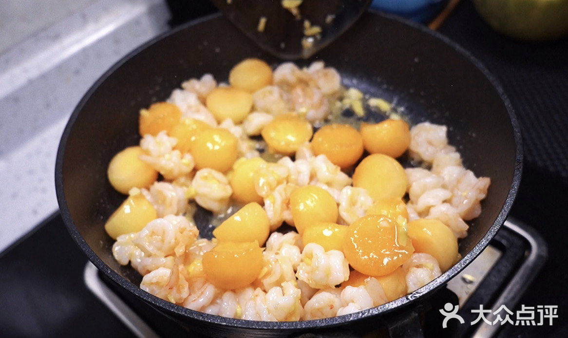 哈密瓜炒虾仁，这是什么神仙美味额！太好吃了呀！