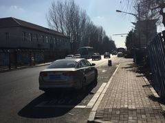 道路两旁的停车位-尚味小厨·瓦罐煨汤
