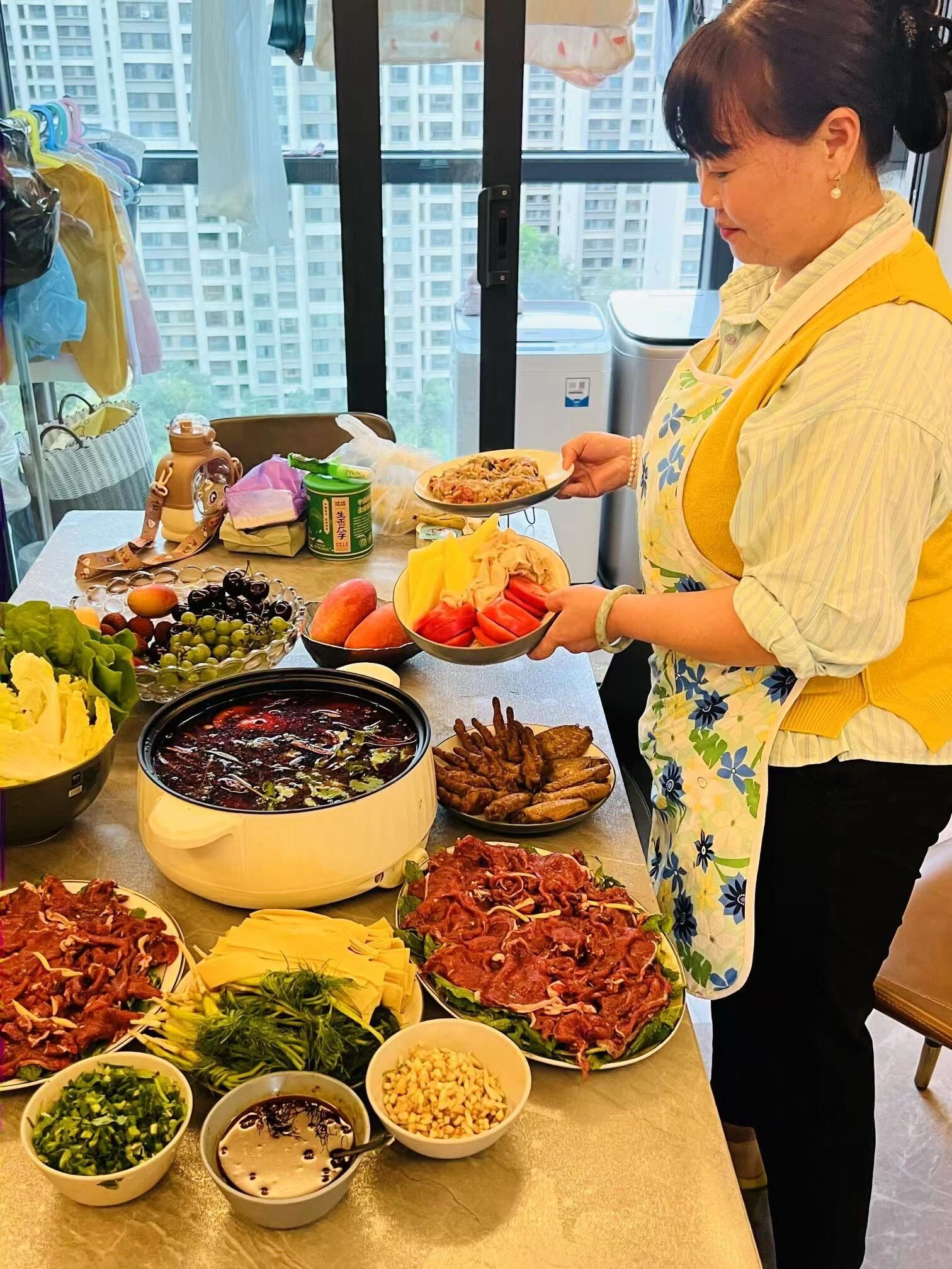 照顾了我们两年的做饭阿姨下户了