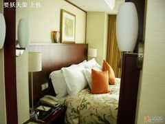 从浴室拍到的床-上海明天广场JW万豪酒店