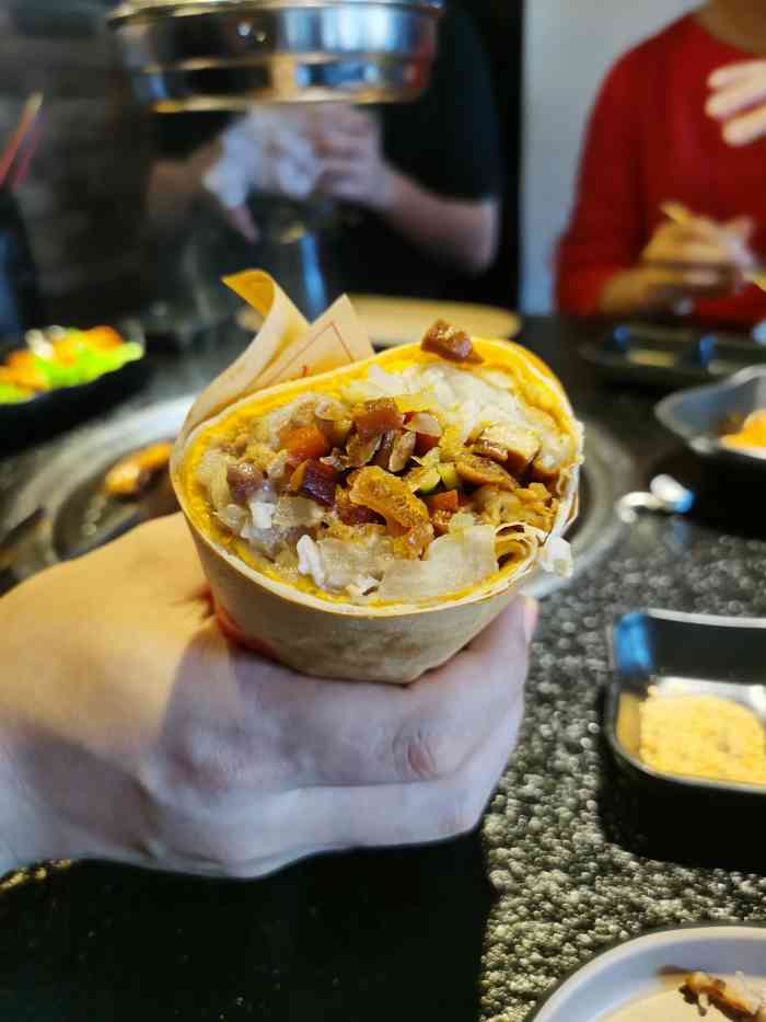 黄泽猪头肉春饼-"步行街有两家春饼店,都写着是黄泽猪头肉春.