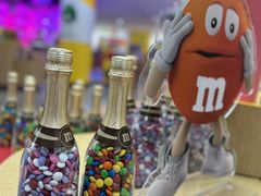 -m豆巧克力世界(上海世茂广场店)