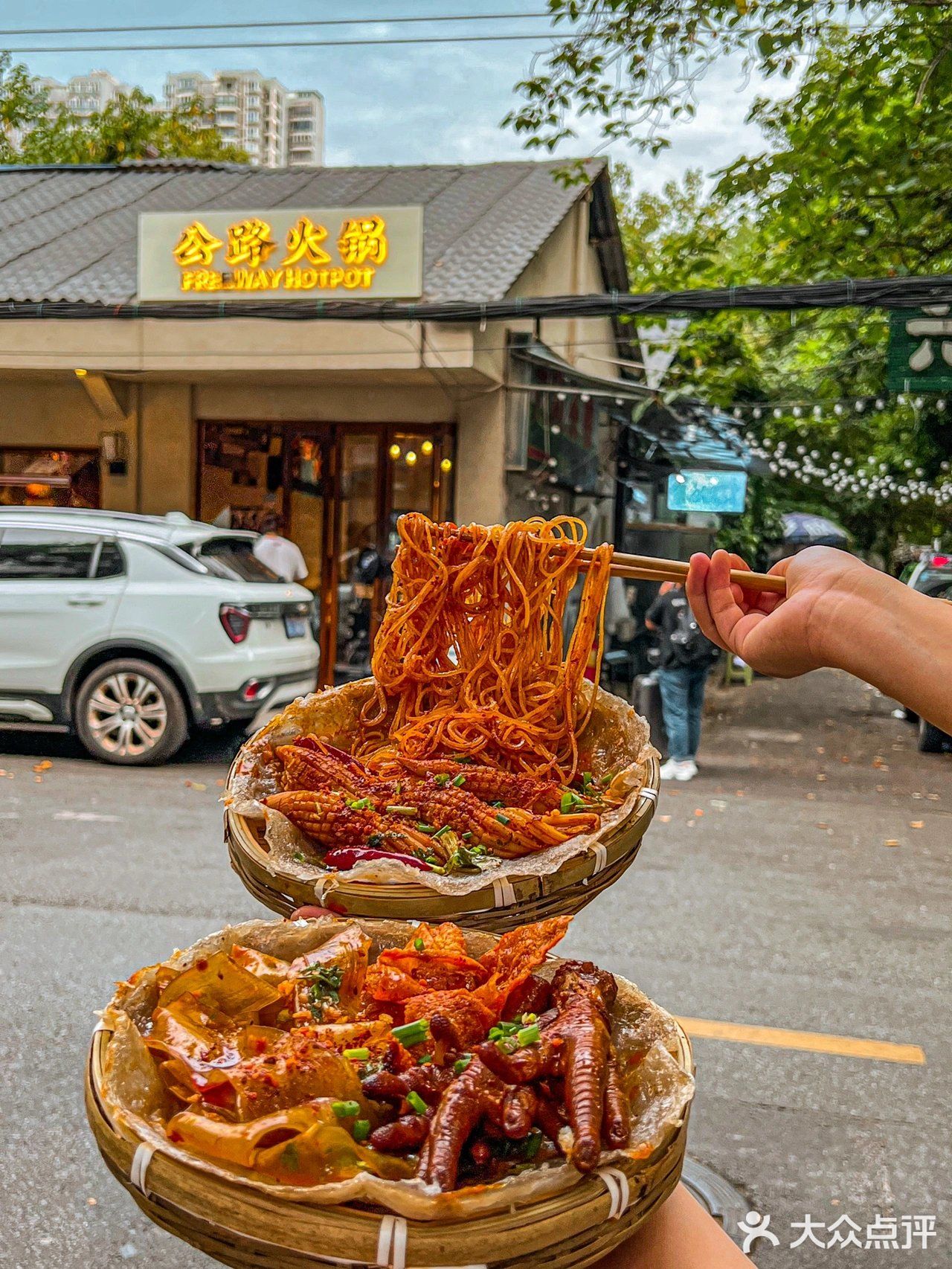 成都街头好浪漫，吃公路火锅听摇滚氛围绝