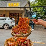 成都街头好浪漫，吃公路火锅听摇滚氛围绝
