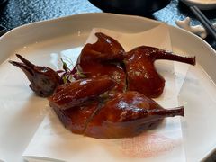 红烧妙龄乳鸽-滨江花月宴