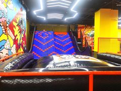 -爱蹦iBOON蹦床运动馆(江汉店)