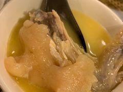 浓厚原只鸡煲花胶汤-鲜入围煮花胶鸡海鲜火锅