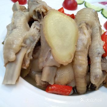 捞出鸡爪放在冷水中，去掉煮出来多余的油脂