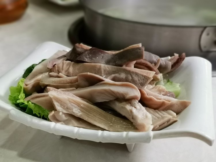 熟猪肚:很厚实,脏器味去得干净,有嚼劲,却也不至于咬合肌酸痛.