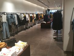 -URBAN REVIVO(高德置地广场·春广场店)