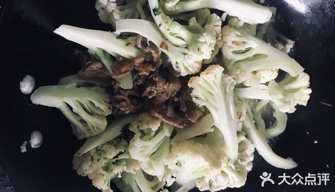 材料:铁锅一个，花菜一颗，葱姜蒜
