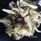 材料:铁锅一个，花菜一颗，葱姜蒜