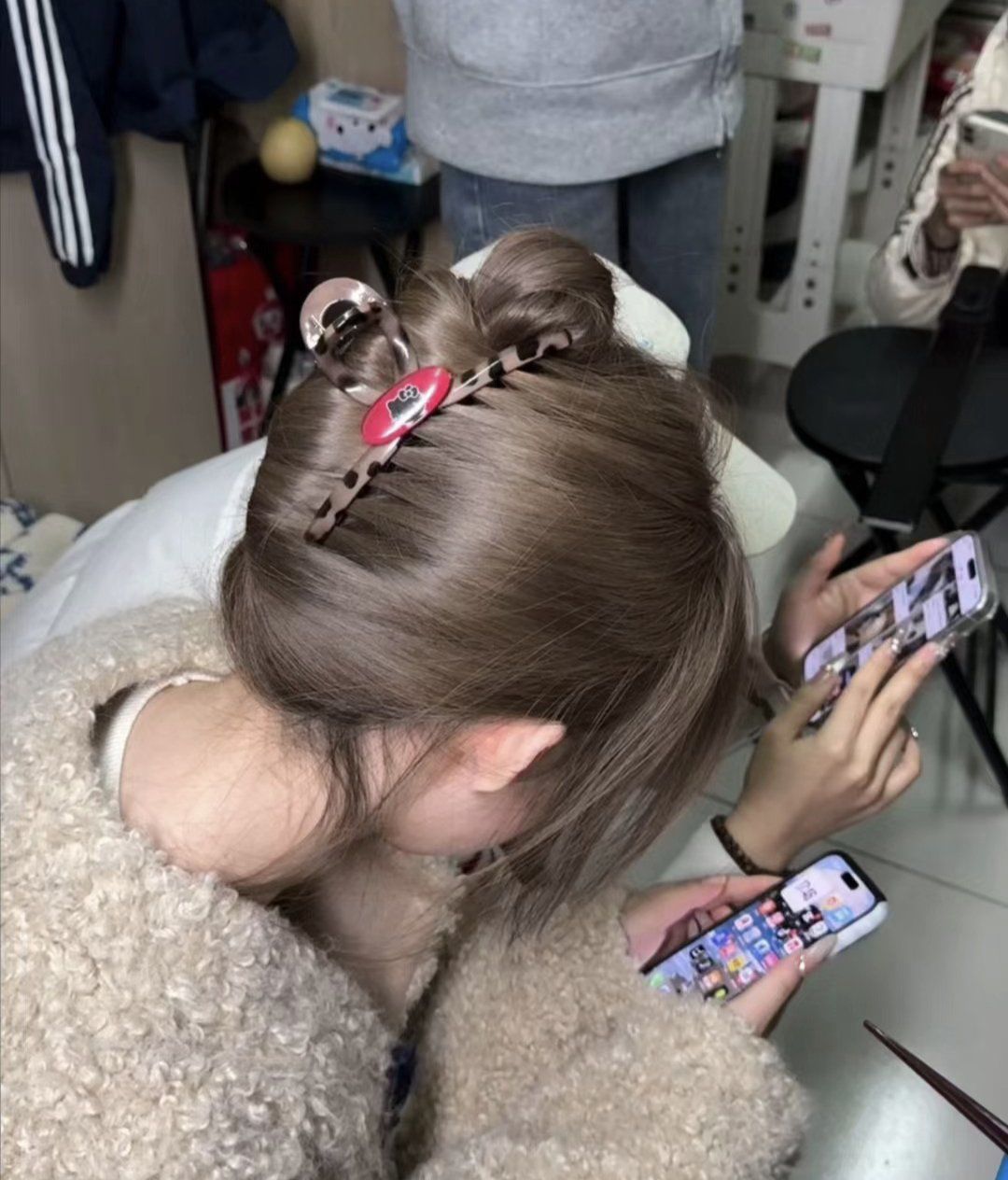 吹干后色调是棕色里面带点雾雾的灰色随意弄个发型都特别有韩范