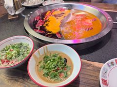 酸萝卜老鸭汤鸳鸯锅-山城棒棒军手作火锅·天花板手撕水牛鲜毛肚(北京店)