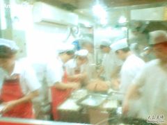 透过水汽玻璃，像油画-小杨生煎(湟普汇店)