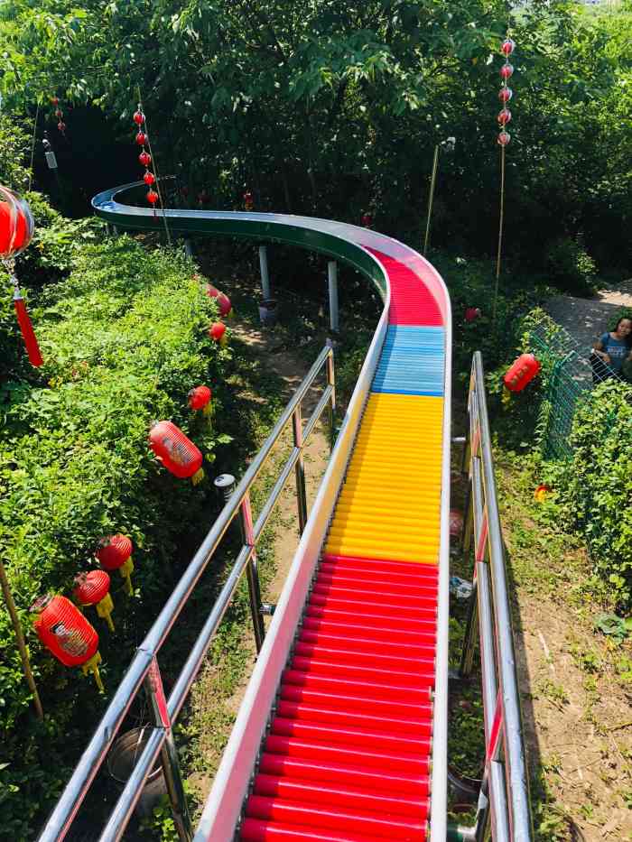 翡翠山山顶五彩滑道售票处-"排队的人超级超级多……但是轮起来也非常