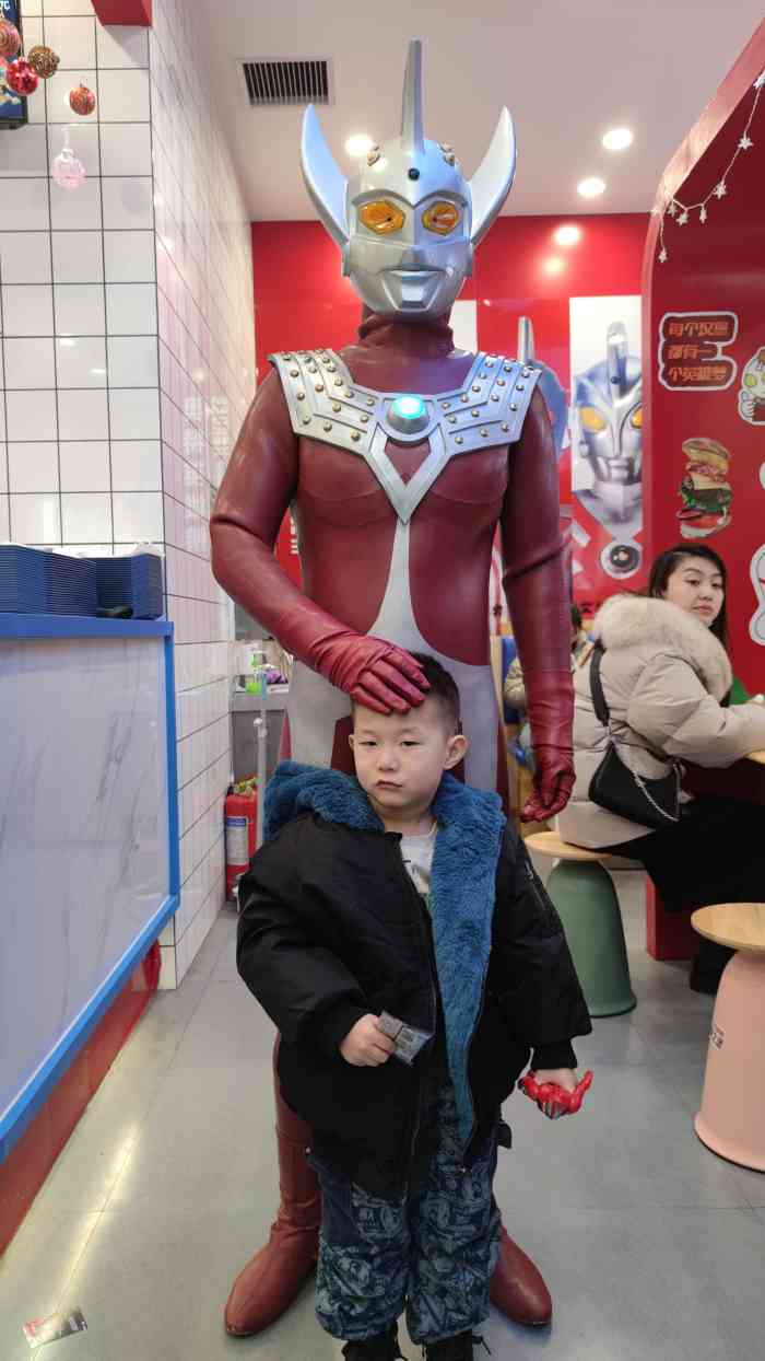 一家满满都是奥特曼的快餐厅路过附近原计划是带孩子们去玩儿的可是