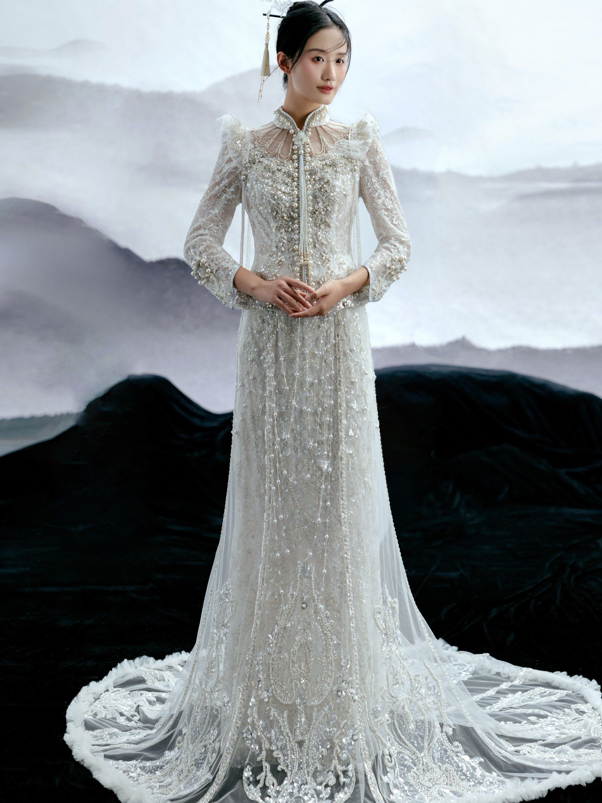 银白色系的新式秀禾打破传统的梦幻嫁衣