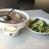 这家餐厅适合聚餐。菜量超级丰盛。麻鸭份量还好吧