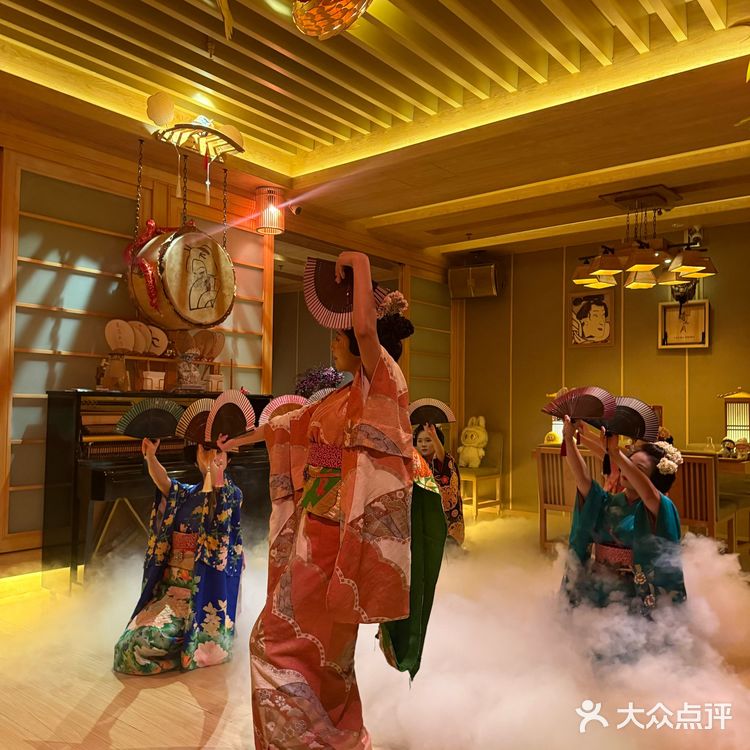 俩人吃的非常饱 食材很新鲜 菜式非常丰富 服务没得说