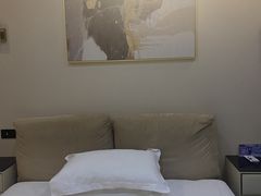 -欧辰国际酒店(重庆欢乐谷轻轨站店)