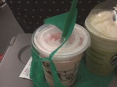 草莓酸奶星冰乐-星巴克(广州南站A18检票口楼上)
