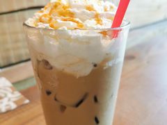 冰椹果焦糖拿铁-漫咖啡(沙龙汇店)