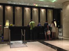 大堂办理入住的前台。-扬州绿地铂骊酒店