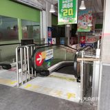 今天到文一路的物美超市去购物，门店的测温和亮码台已经