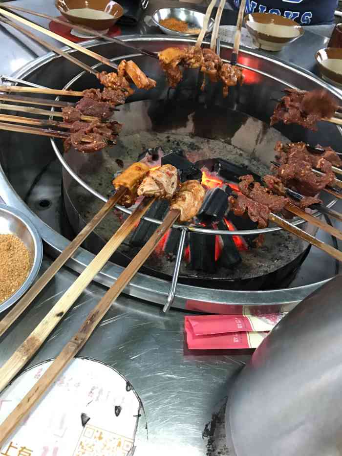 唐记火盆大签烧烤-"就在石马河转盘的新世纪那里,招牌非常明显.