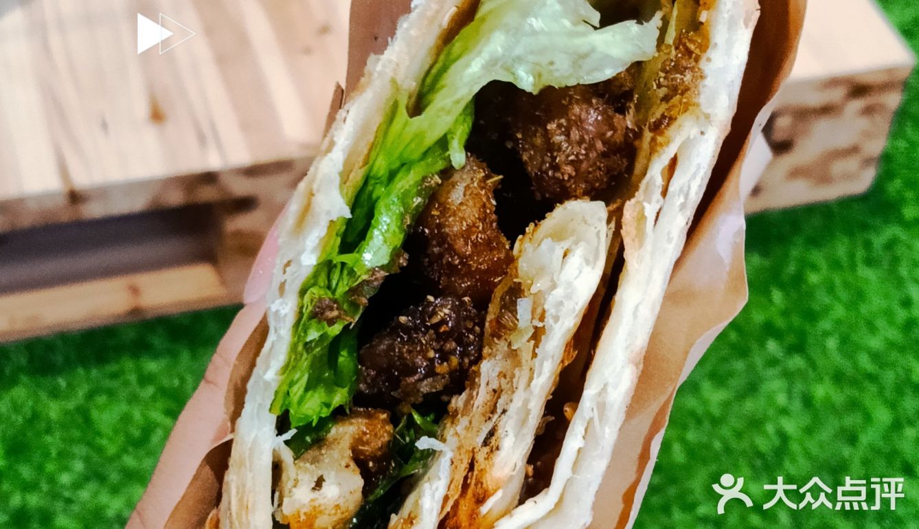 酥掉渣的烧饼包裹上肥瘦相间的肉串，分分钟勾起你的食欲！